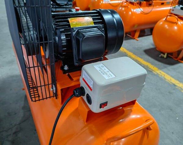 Thai Customized 3HP Three Cylinders W3065 Cast Iron Pump150 L air tank Portable Piston Air Compressor
