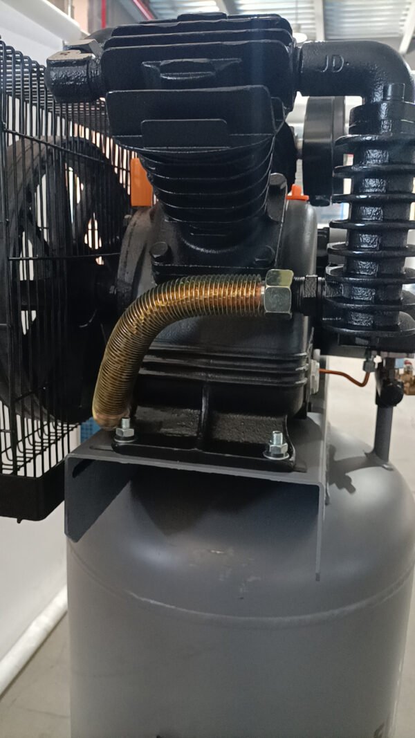 Sayiair V2080t CE Two Stage 5HP 12bar Cast Iron High Pressure Reciprocated Air Compressor with ASME Vertical Tank 230L