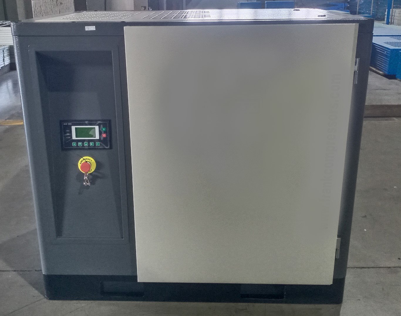 SAYI 15kW 20HP 8bar direct driven VFD screw air compressor installed in a plant compressor room